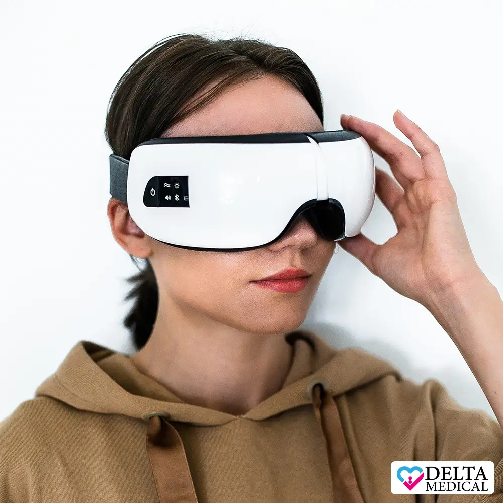 دختری که با دست چپ ماساژور عینکی روی چشم خود نگه داشته است